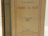 deux livres posés l'un à côté de l'autre sur une table