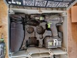 une boîte avec un tas d'outils à l'intérieur