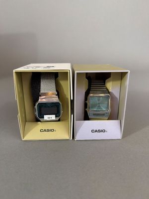 deux montres Casio dans la boîte posée sur la table