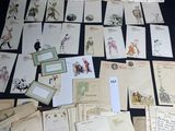 de nombreux types de cartes et d'enveloppes sur la table