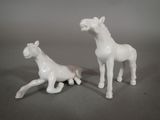 deux figurines représentant une girafe et un girafon