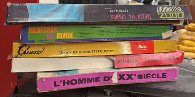 plusieurs livres empilés sur une table