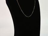 gros plan d'un collier sur un mannequin sur fond blanc