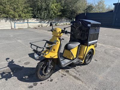 un scooter jaune garé sur un parking