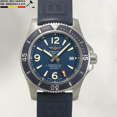 une montre avec un cadran bleu et un bracelet en caoutchouc noir
