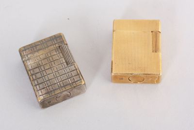deux briquets posés l'un à côté de l'autre sur une table