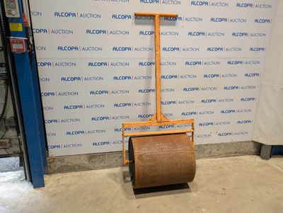 un rouleau de papier toilette posé sur un chariot devant un mur