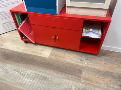 3 meubles bas de rangement rouge sur roulettes, avec deux po… - Photo 1