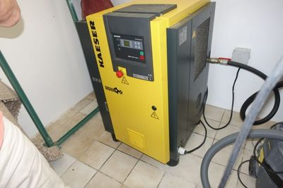 une machine jaune posée par terre dans une pièce