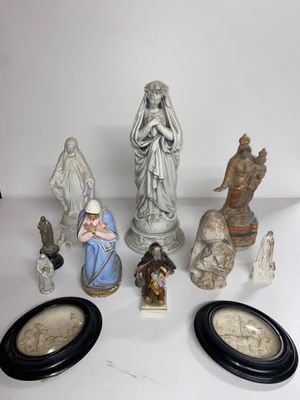 beaucoup de figurines religieuses sur la table