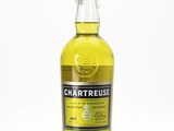 une bouteille de whisky Chartreuse posée sur une surface blanche