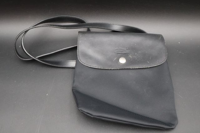 LONGCHAMP – Sac en toile et cuir noir. 
