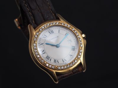 une image d'une montre en gros plan sur fond noir