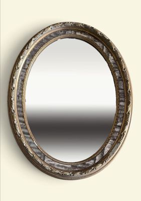 un miroir rond accroché au mur