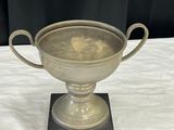 une coupe en argent posée sur une table