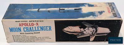 une image représentant une boîte contenant une maquette de navette spatiale