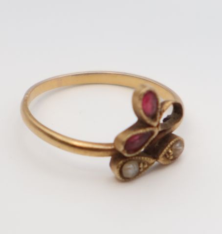 Bague en or 18 carats 750 millièmes à décor de petites pierres ro...