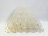 une image représentant une pile de gobelets en plastique empilés les uns sur les autres