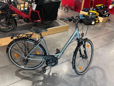 un vélo garé dans une pièce avec d'autres vélos