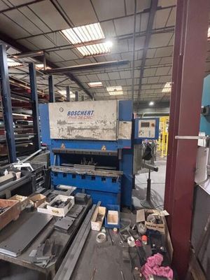 une photo d'une machine qui travaille sur une pièce de métal
