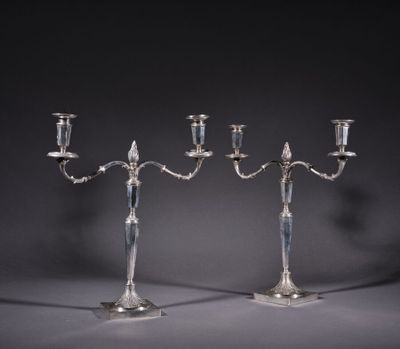une paire de chandeliers plaqués argent sur pied