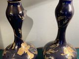 deux vases bleus ornés de motifs dorés