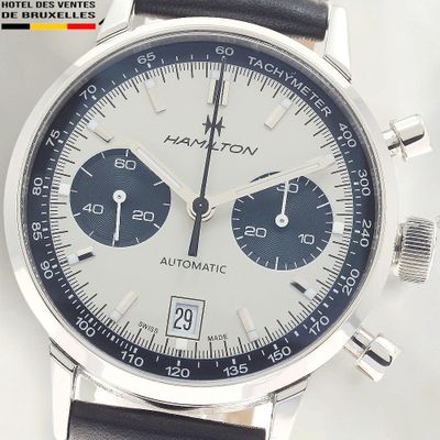 gros plan d'une montre-bracelet avec un bracelet noir