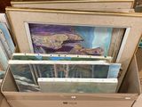 une boîte posée par terre, contenant des images