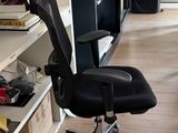 une chaise de bureau noire placée devant une bibliothèque