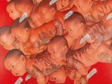 une image représentant un tableau où l'on voit un groupe de bébés avec des plumes sur la tête