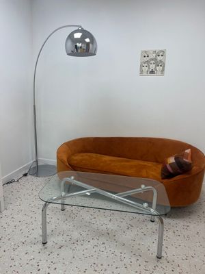 un salon avec un canapé et une table