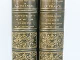 une paire de livres anciens sur fond blanc, avec un fond blanc