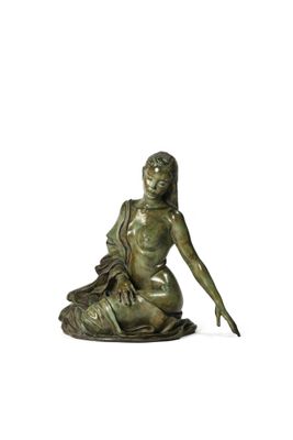 statue en bronze représentant une femme assise sur un rocher, les mains posées sur les genoux