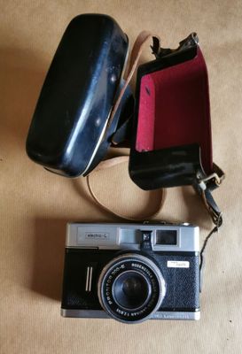 un appareil photo et un étui posés sur une table