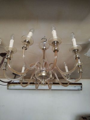 un lustre suspendu au plafond d'une pièce