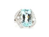 une image d'une bague avec une topaze bleue entourée de diamants