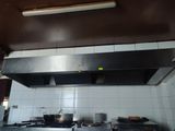 une photo d'une cuisine avec une cuisinière et une plaque de cuisson