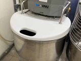 une machine qui se trouve à côté d'un mélangeur dans une pièce