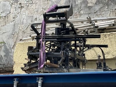 une grosse machine chargée à l'arrière d'un camion