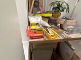 une photo d'un établi dans une pièce, sur lequel sont posés des outils