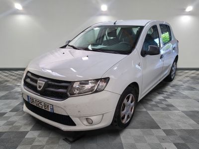 une photo d'une dacia blanche garée dans un garage