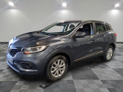 Un SUV Buick gris de 2020 est garé dans un garage