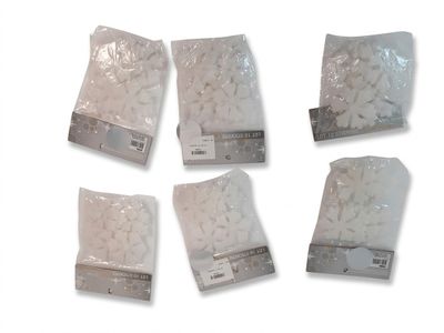 six sacs de riz blanc posés sur une surface blanche
