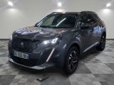 le SUV gris est garé sur le sol en damier d'un garage