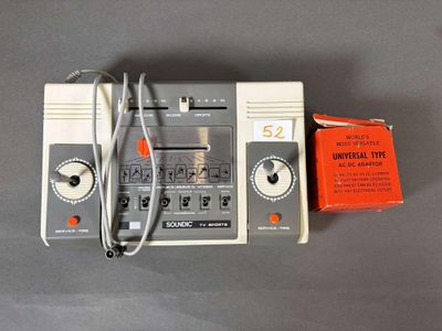 un appareil électronique posé sur une table