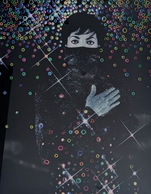 une image représentant une affiche de Michael Jackson sur fond noir
