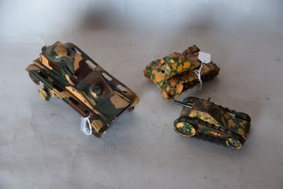 deux petits chars de jouet posés l'un à côté de l'autre sur une table