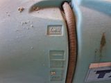 un gros plan d'une machine bleue munie d'une poignée marron