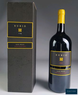 gros plan d'une bouteille de vin à côté d'une boîte