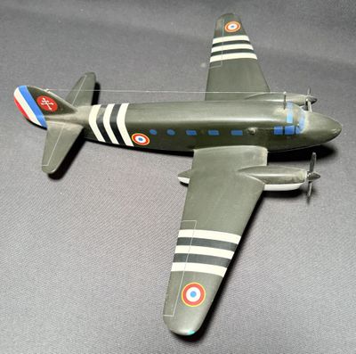 un avion jouet posé sur une table
